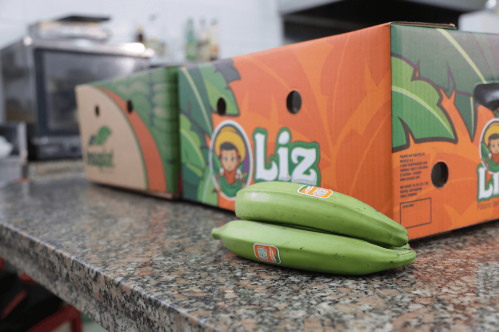 Platano verde sobre una mesa